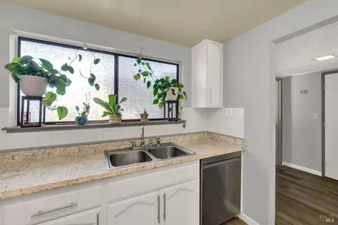 Kitchen - 925 Brandon Way, Fairfield, CA 94533 photo 4 of 6