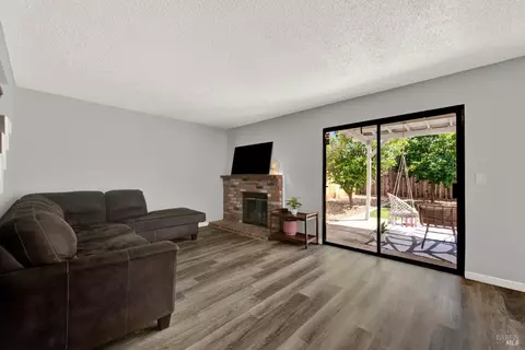 Living - 925 Brandon Way, Fairfield, CA 94533 photo 2 of 4