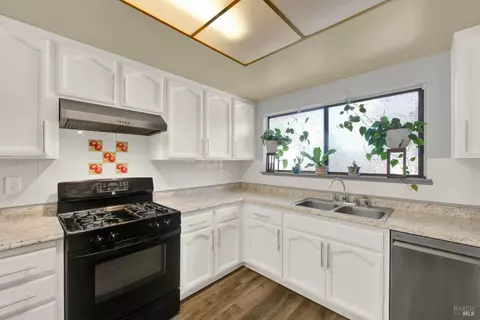 Kitchen - 925 Brandon Way, Fairfield, CA 94533 photo 3 of 6