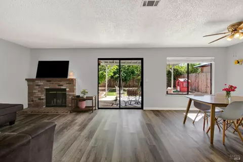 Living - 925 Brandon Way, Fairfield, CA 94533 photo 1 of 4