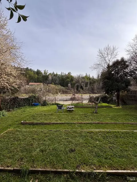 350 Riverview Rd, Garberville, CA 95542