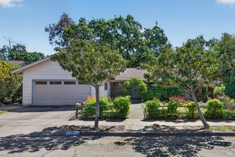 6132 Bridgewood Dr, Santa Rosa, CA 95409