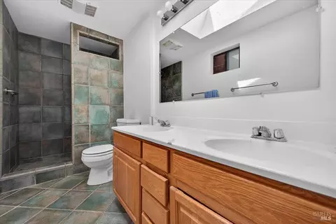 Bath - 23881 Walling Rd, Geyserville, CA 95441 photo 2 of 2