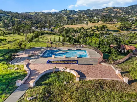 3981 Skyfarm Dr, Santa Rosa, CA 95403