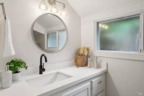 Bath - 77 Willow Ave, Fairfax, CA 94930 photo 1 of 2
