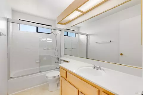 Bath - 391 Valley Oak Ln, Vallejo, CA 94591 photo 6 of 7