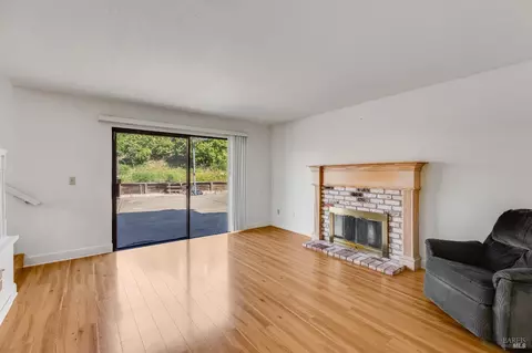 Living - 391 Valley Oak Ln, Vallejo, CA 94591 photo 9 of 10