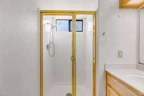 Bath - 391 Valley Oak Ln, Vallejo, CA 94591 photo 2 of 7