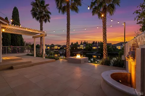 33 Peninsula Ct, Napa, CA 94559