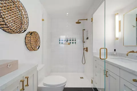 Bath - 439 Molino Ave, Mill Valley, CA 94941 photo 3 of 3