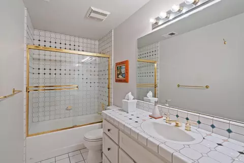 Bath - 218 Grove St, Windsor, CA 95492 photo 2 of 3