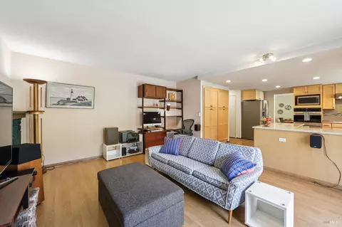Living - 172 Easson Ct, Vallejo, CA 94591 photo 3 of 7
