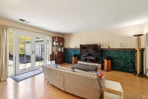 Living - 172 Easson Ct, Vallejo, CA 94591 photo 1 of 7