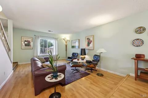 Living - 172 Easson Ct, Vallejo, CA 94591 photo 6 of 7