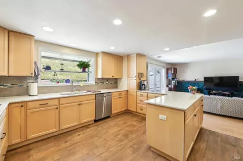 Kitchen - 172 Easson Ct, Vallejo, CA 94591 photo 7 of 7