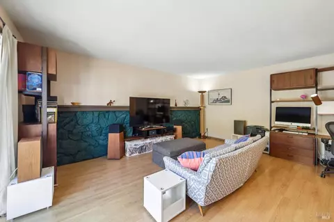 Living - 172 Easson Ct, Vallejo, CA 94591 photo 2 of 7