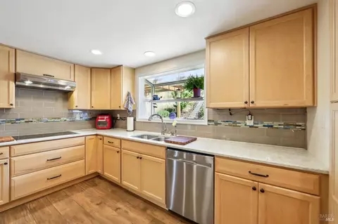 Kitchen - 172 Easson Ct, Vallejo, CA 94591 photo 4 of 7