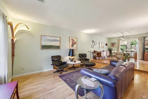 Living - 172 Easson Ct, Vallejo, CA 94591 photo 4 of 7