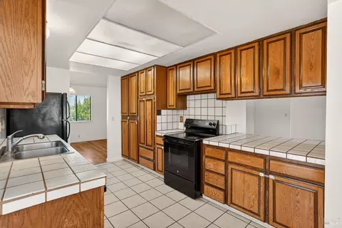 Kitchen - 682 Hillside Dr, Fairfield, CA 94533 photo 5 of 6