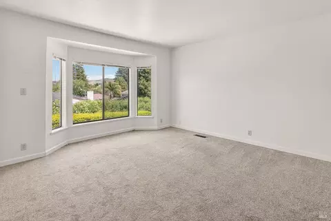 Living - 682 Hillside Dr, Fairfield, CA 94533 photo 12 of 12