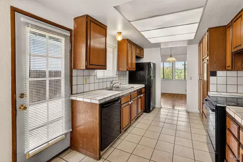 Kitchen - 682 Hillside Dr, Fairfield, CA 94533 photo 4 of 6
