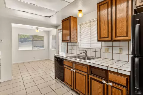 Kitchen - 682 Hillside Dr, Fairfield, CA 94533 photo 3 of 6