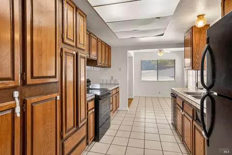 Kitchen - 682 Hillside Dr, Fairfield, CA 94533 photo 1 of 6
