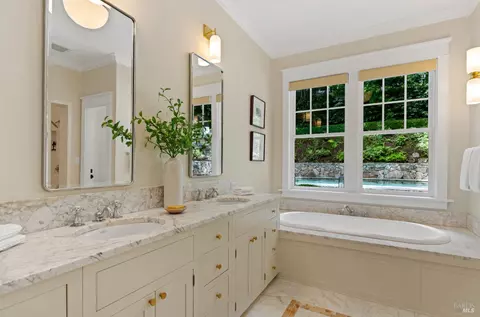 Bath - 22 Chestnut Ave, Ross, CA 94957 photo 3 of 9