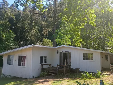 10113 Field Ln, Forestville, CA 95436