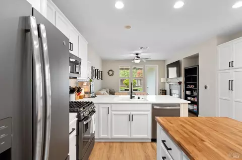 Kitchen - 637 Peridot Pl, Fairfield, CA 94534 photo 2 of 4