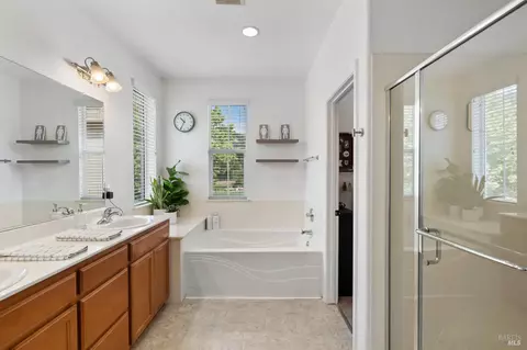 Bath - 637 Peridot Pl, Fairfield, CA 94534 photo 4 of 5