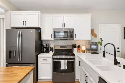 Kitchen - 637 Peridot Pl, Fairfield, CA 94534 photo 3 of 4
