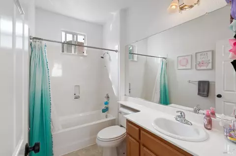 Bath - 637 Peridot Pl, Fairfield, CA 94534 photo 3 of 5