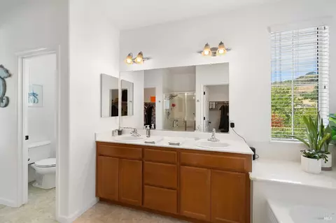 Bath - 637 Peridot Pl, Fairfield, CA 94534 photo 5 of 5