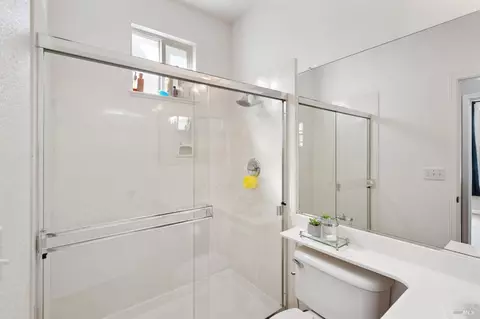 Bath - 637 Peridot Pl, Fairfield, CA 94534 photo 2 of 5