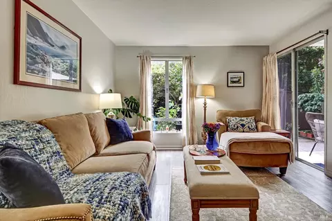 60 Surrey Ln, San Rafael, CA 94903