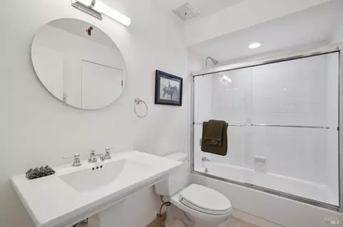 Bath - 31 W Harbor Dr, Sausalito, CA 94965 photo 1 of 3