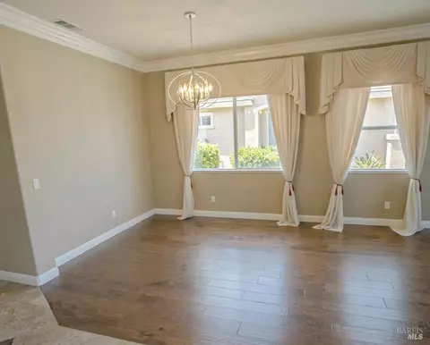 Living - 1443 Fullerton Dr, Fairfield, CA 94533 photo 2 of 7