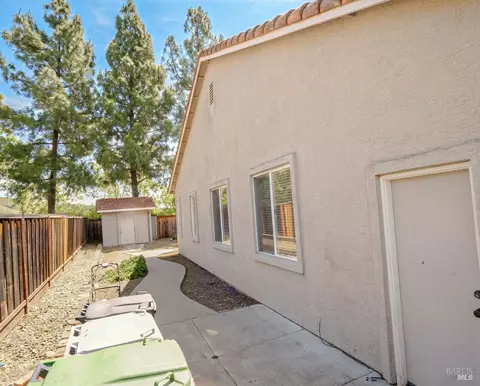 Exterior - 1443 Fullerton Dr, Fairfield, CA 94533 photo 4 of 10
