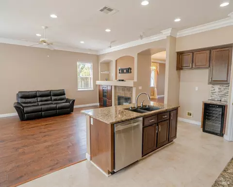 Living - 1443 Fullerton Dr, Fairfield, CA 94533 photo 6 of 7