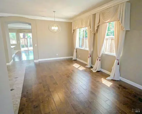Living - 1443 Fullerton Dr, Fairfield, CA 94533 photo 3 of 7