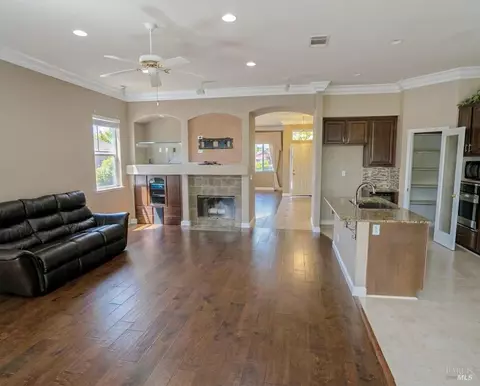 Living - 1443 Fullerton Dr, Fairfield, CA 94533 photo 4 of 7