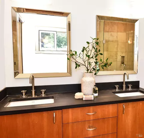 Bath - 285 E Agua Caliente Rd, Sonoma, CA 95476 photo 4 of 5