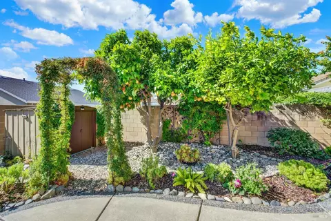 Exterior - 367 Bartlett Ln, Vacaville, CA 95687 photo 13 of 25