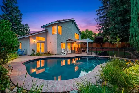 612 Cougar Ct, Vacaville, CA 95688