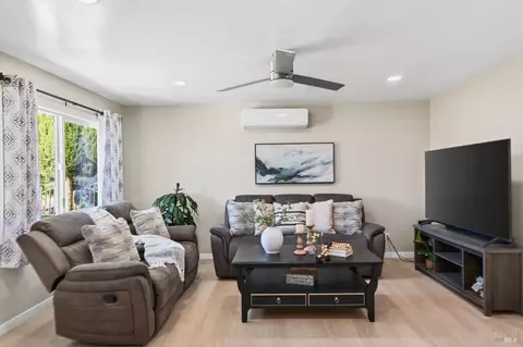 Living - 531 E Tennessee St, Fairfield, CA 94533 photo 2 of 4