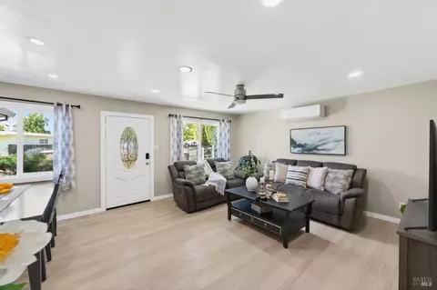 Living - 531 E Tennessee St, Fairfield, CA 94533 photo 3 of 4