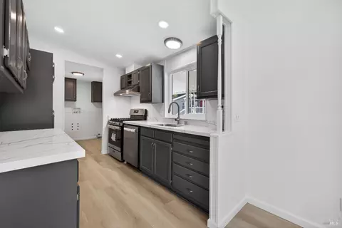 42 Redwing Dr, Santa Rosa, CA 95409