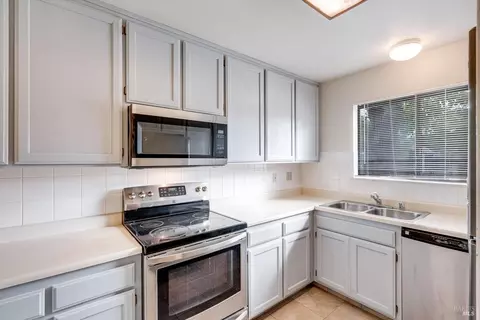 121 Elbridge Ave #B, Cloverdale, CA 95425