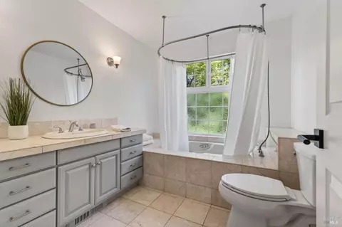 Bath - 1541 Chablis Rd, Healdsburg, CA 95448 photo 1 of 3